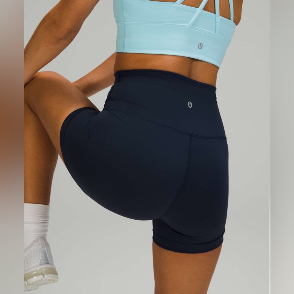 Lululemon Wunder Train High-Rise Short 4"
True Navy Size 6